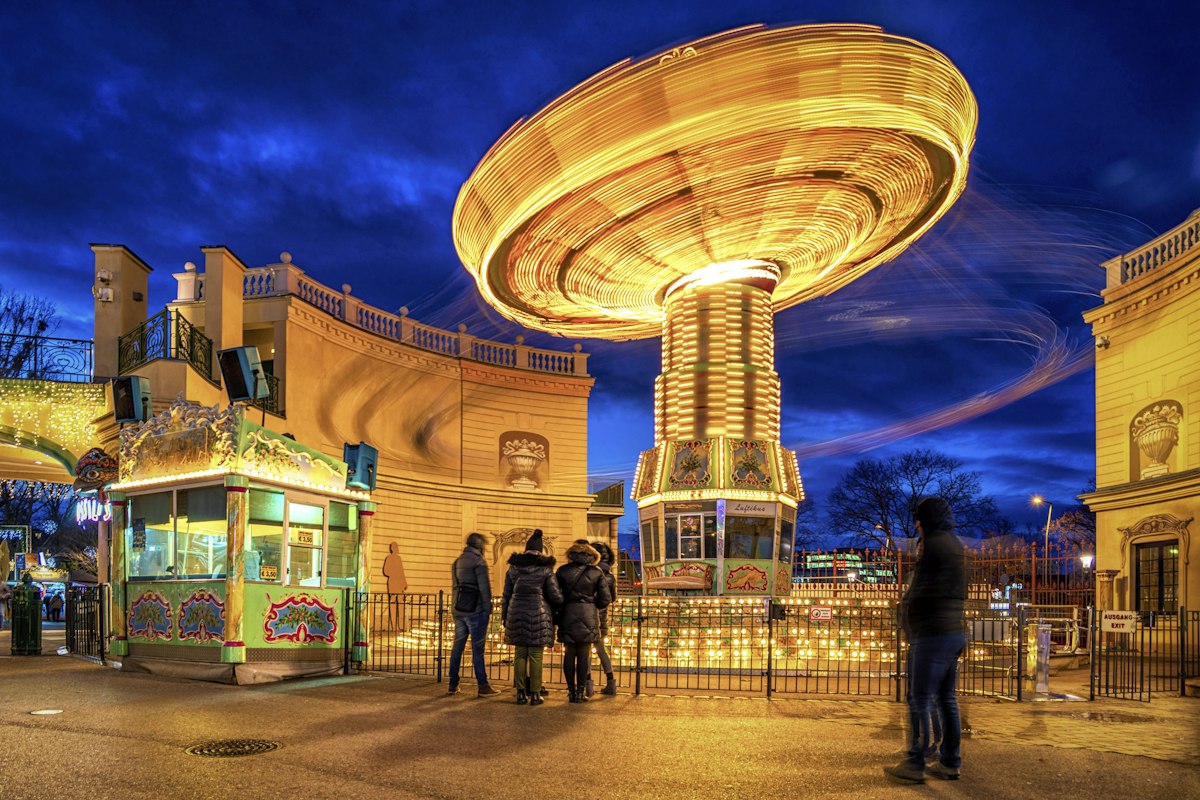 Wave Swinger after dark